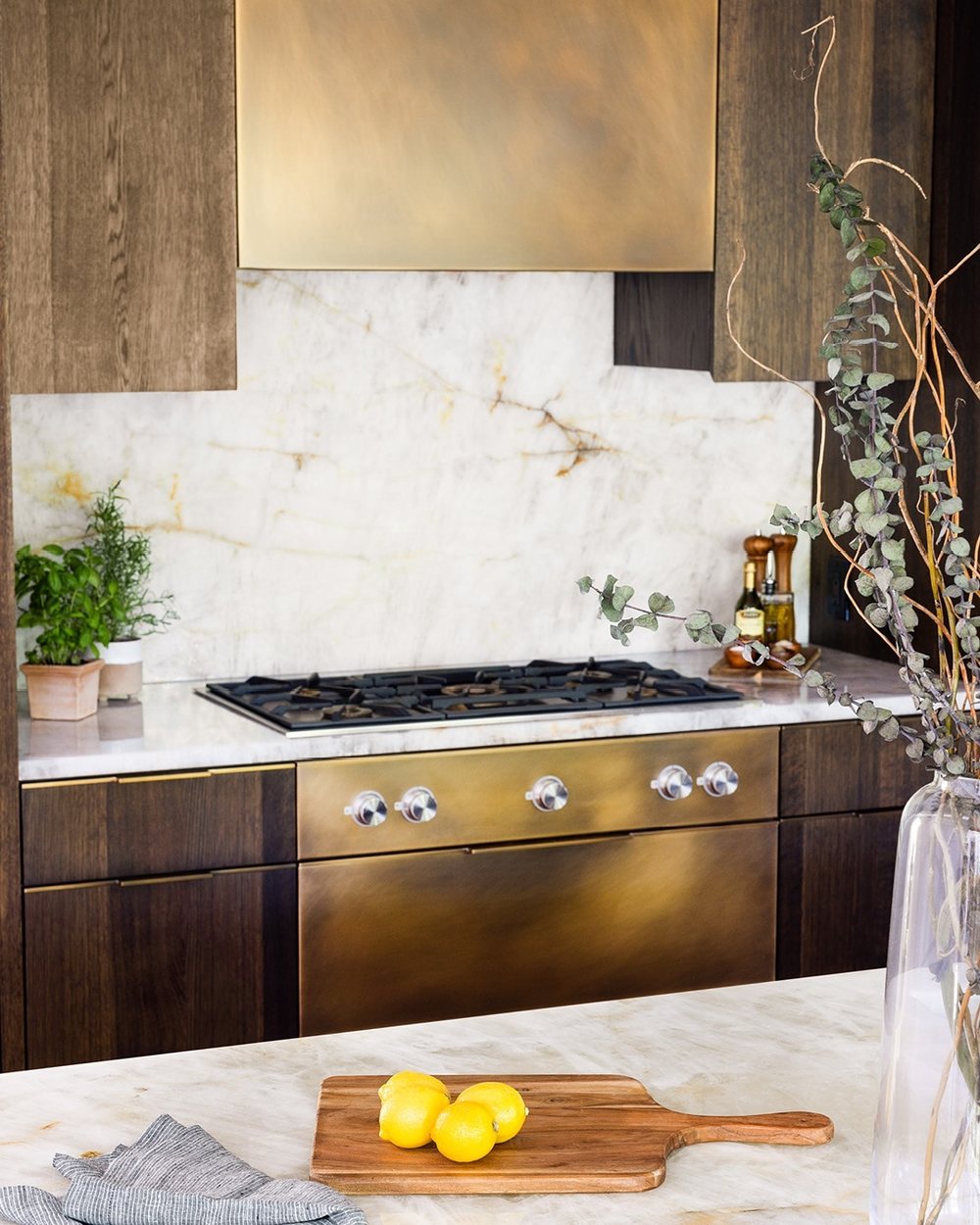 002 - Crafted with meticulous attention to detail, Gaggenau’s 400 series gas cooktop boasts robust brass burners that deliver precise, even heat distribution, perfect for any home chef. With its intuitive controls and profe…