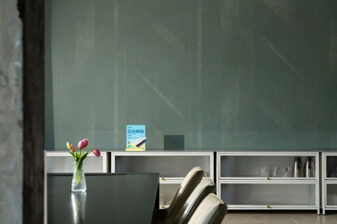 竹海岩间，国色渐显 | 冠珠瓷砖与课间酒店的空间美学实践