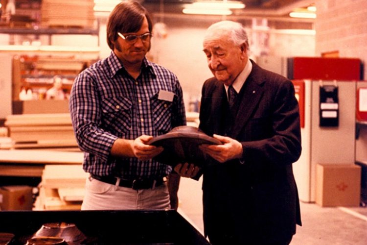 Herman Miller Nevi升降桌：灵动升降，姿态自如