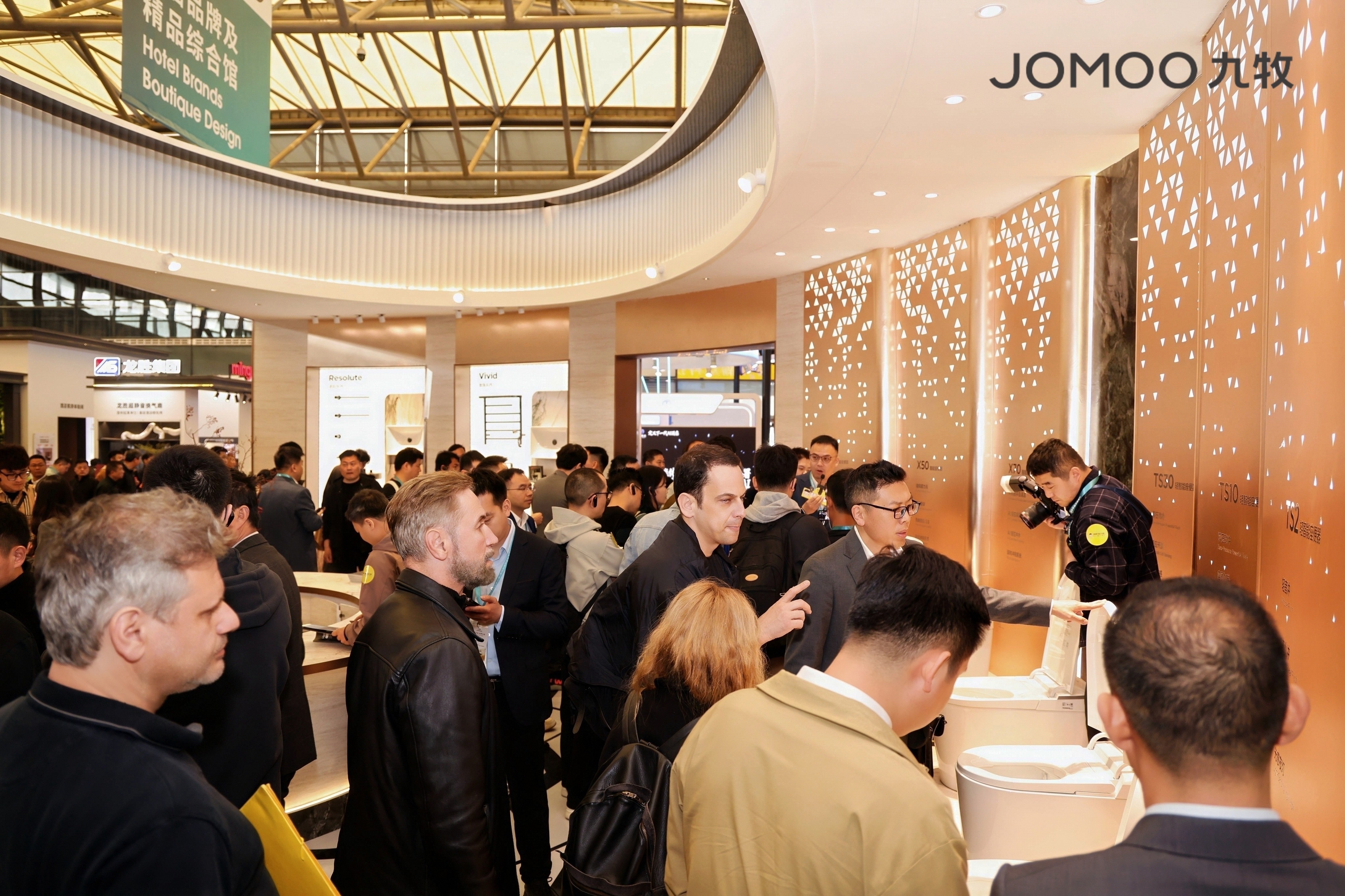 1775116936141180.jpg 人群观展.jpg