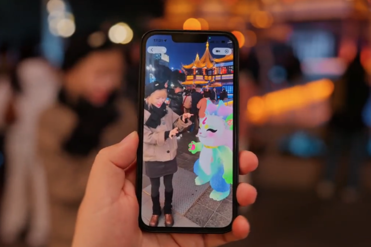 游客在豫园夜景中用手机查看数字角色的项目公开画面，来源：视+AR案例页