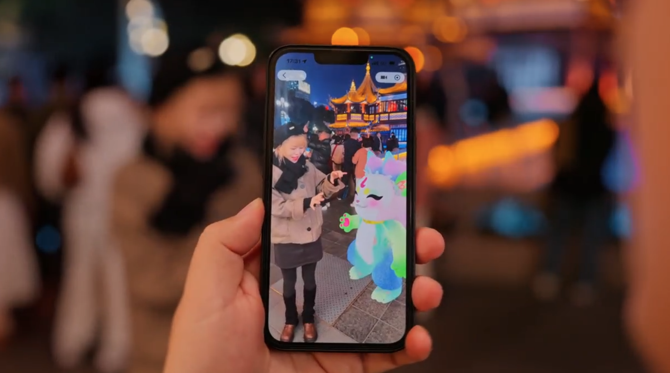 游客在豫园夜景中用手机查看数字角色的项目公开画面,来源:视+AR案例页